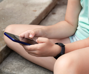 Pessoa com celular demonstrando brainrot